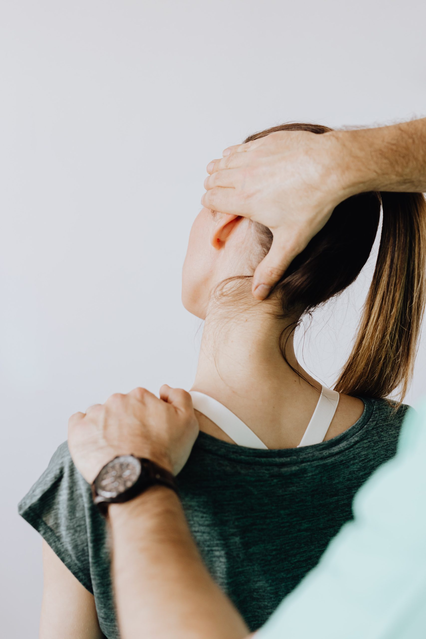 Różnice między terapią manualną a innymi metodami rehabilitacyjnymi